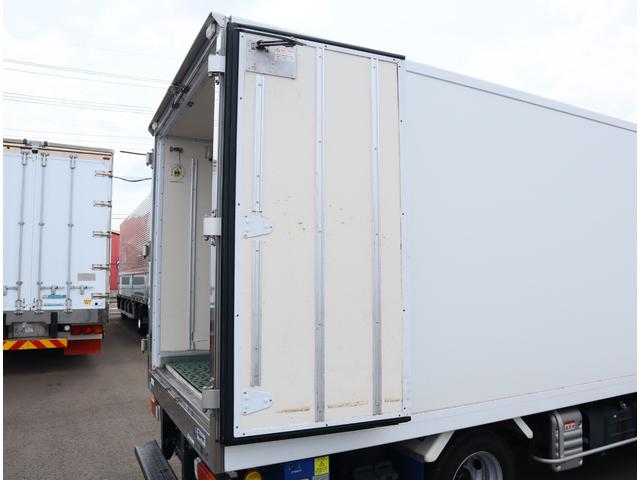 ダイナトラック 低温冷凍車　フルジャストロー　積載１．８ｔ　車両総重量５ｔ未満　フロア６ＭＴ　東プレ　－３０℃設定　エバハウス　スタンバイ付　スライドサイドドア　リア観音　床ステンレス（ＦＲＰスノコ敷き）　中間仕切り扉（移動可）　断熱全て７５ｍｍ（18枚目）