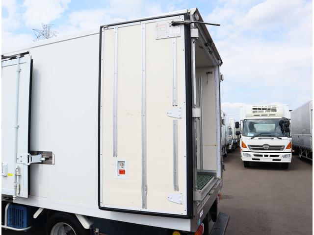 ダイナトラック 低温冷凍車　フルジャストロー　積載１．８ｔ　車両総重量５ｔ未満　フロア６ＭＴ　東プレ　－３０℃設定　エバハウス　スタンバイ付　スライドサイドドア　リア観音　床ステンレス（ＦＲＰスノコ敷き）　中間仕切り扉（移動可）　断熱全て７５ｍｍ（19枚目）
