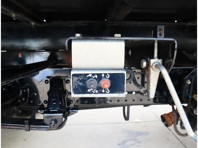 エルフトラック 2tセフティーローダー ウインチ ラジコン リア油圧ゲート 積載車 固縛フック 床上エキスパンド貼り 荷台長5,700mm 150馬力 セミオートマ スムーサーEX 保証書有り 取扱説明書有り 車検有り(7枚目)