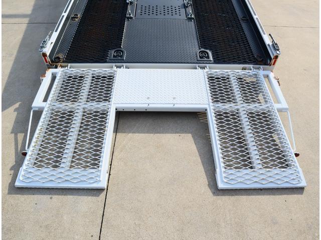 エルフトラック 2tセフティーローダー ウインチ ラジコン リア油圧ゲート 積載車 固縛フック 床上エキスパンド貼り 荷台長5,700mm 150馬力 セミオートマ スムーサーEX 保証書有り 取扱説明書有り 車検有り(11枚目)