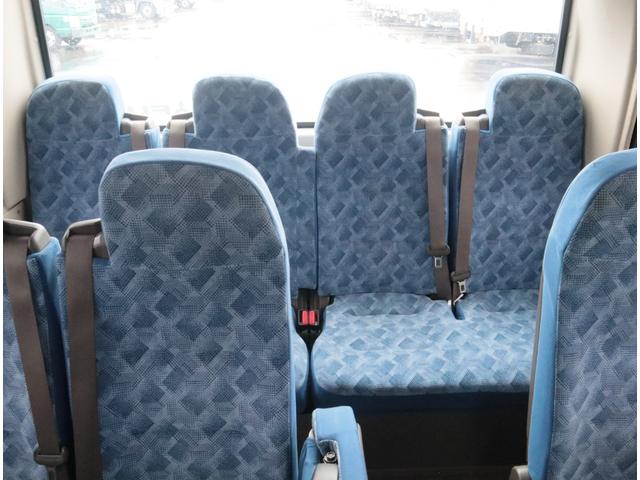 ローザ スタンダード ロング ハイルーフ 29人乗り 自動ドア 29座席(補助席6席) 自動スライドドア モケットシート(リクライニング付) プライバシーガラス プレヒーター 取扱説明書有(11枚目)