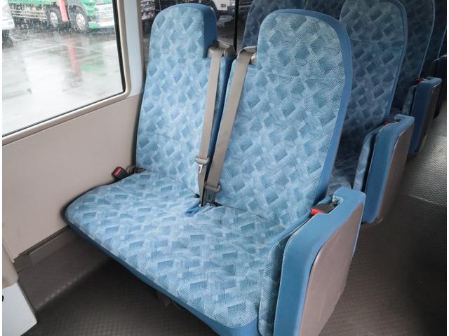 ローザ スタンダード ロング ハイルーフ 29人乗り 自動ドア 29座席(補助席6席) 自動スライドドア モケットシート(リクライニング付) プライバシーガラス プレヒーター 取扱説明書有(14枚目)