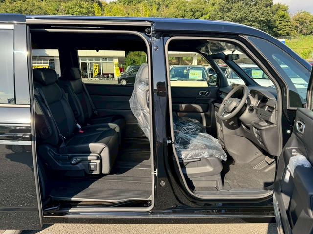 ステップワゴン ｅ：ＨＥＶスパーダ　登録済み未使用車　メーカーＯＰデカナビ　アラウンドビュー　フリップダウンモニター　電動リアゲート　シートヒーター　ハーフレザーシート　レーダークルコン　両側自動スライド　コーナーセンサー　オットマン（19枚目）