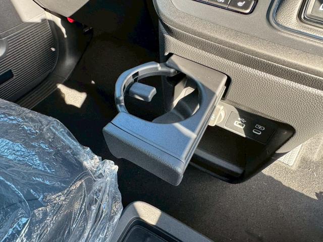 ステップワゴン ｅ：ＨＥＶスパーダ　登録済み未使用車　メーカーＯＰデカナビ　アラウンドビュー　フリップダウンモニター　電動リアゲート　シートヒーター　ハーフレザーシート　レーダークルコン　両側自動スライド　コーナーセンサー　オットマン（37枚目）