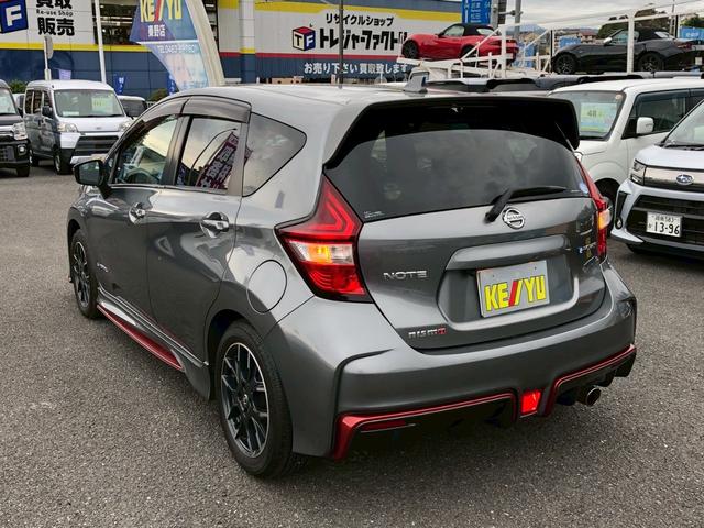 ノート ｅ－パワーニスモ　禁煙車　１オーナー　ＳＤナビ　ＤＶＤ　フルセグＴＶ　ＣＤ　ＡＵＸ　バックカメラ　衝突軽減ブレーキ　レーンキープ　ＴＲＣ　スマートキー　ＥＴＣ　ウインカー付き電格ミラー　ＬＥＤライト　フォグランプ　純正１６インチアルミ　ＥＴＣ　４エアバック（10枚目）