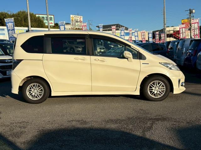 フリードハイブリッド ジャストセレクション 禁煙車 フリップダウンモニター 社外7型ナビ ドラレコ前後 ETC リア両側電動スライドドア ハーフレザーシート スマートキー オートライト 電格ミラー 革ステアリング ステリモ クルコン TRC(8枚目)