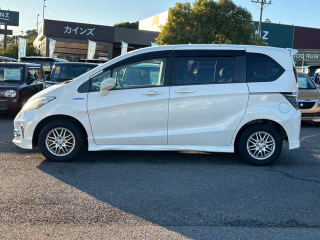 フリードハイブリッド ジャストセレクション 禁煙車 フリップダウンモニター 社外7型ナビ ドラレコ前後 ETC リア両側電動スライドドア ハーフレザーシート スマートキー オートライト 電格ミラー 革ステアリング ステリモ クルコン TRC(11枚目)
