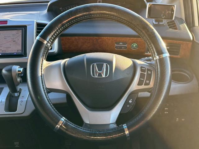 フリードハイブリッド ジャストセレクション 禁煙車 フリップダウンモニター 社外7型ナビ ドラレコ前後 ETC リア両側電動スライドドア ハーフレザーシート スマートキー オートライト 電格ミラー 革ステアリング ステリモ クルコン TRC(13枚目)