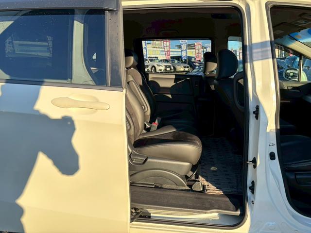 フリードハイブリッド ジャストセレクション 禁煙車 フリップダウンモニター 社外7型ナビ ドラレコ前後 ETC リア両側電動スライドドア ハーフレザーシート スマートキー オートライト 電格ミラー 革ステアリング ステリモ クルコン TRC(19枚目)