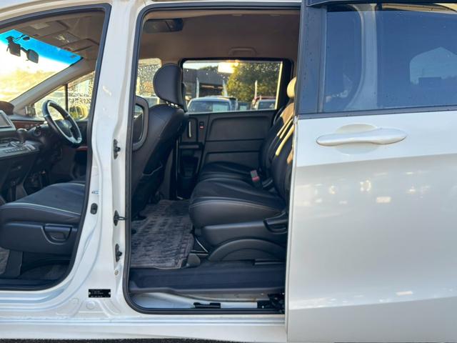 フリードハイブリッド ジャストセレクション 禁煙車 フリップダウンモニター 社外7型ナビ ドラレコ前後 ETC リア両側電動スライドドア ハーフレザーシート スマートキー オートライト 電格ミラー 革ステアリング ステリモ クルコン TRC(22枚目)