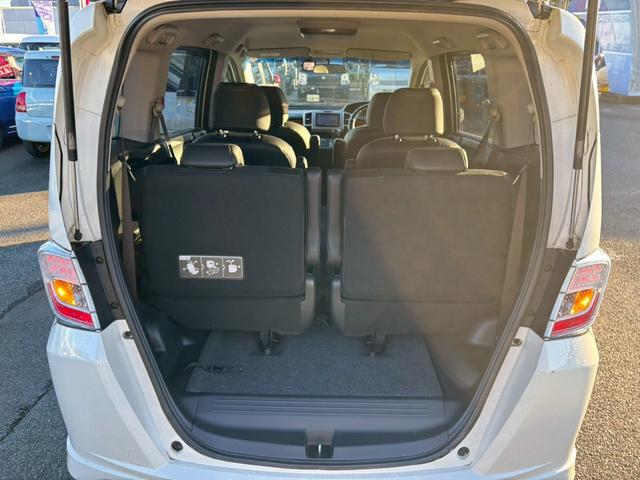 フリードハイブリッド ジャストセレクション 禁煙車 フリップダウンモニター 社外7型ナビ ドラレコ前後 ETC リア両側電動スライドドア ハーフレザーシート スマートキー オートライト 電格ミラー 革ステアリング ステリモ クルコン TRC(26枚目)