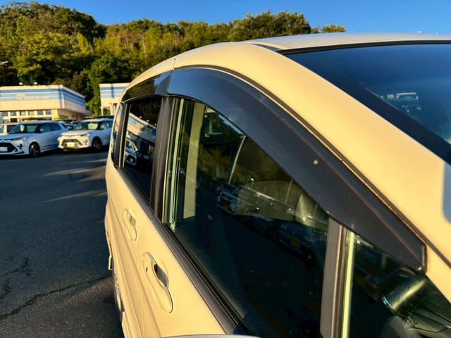 フリードハイブリッド ジャストセレクション 禁煙車 フリップダウンモニター 社外7型ナビ ドラレコ前後 ETC リア両側電動スライドドア ハーフレザーシート スマートキー オートライト 電格ミラー 革ステアリング ステリモ クルコン TRC(46枚目)