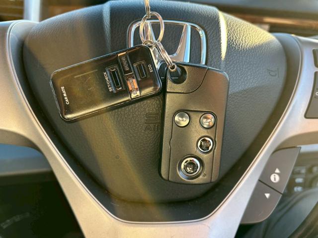 フリードハイブリッド ジャストセレクション 禁煙車 フリップダウンモニター 社外7型ナビ ドラレコ前後 ETC リア両側電動スライドドア ハーフレザーシート スマートキー オートライト 電格ミラー 革ステアリング ステリモ クルコン TRC(53枚目)