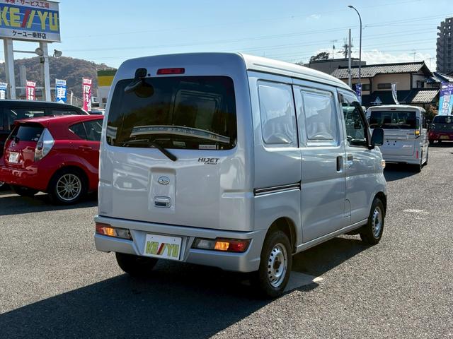 ハイゼットカーゴ 2シーター ブラインド仕様 4WD 5速マニュアル 禁煙車 1オーナー ハイルーフ アイドリングSTOP ヘットライトレベライザー サイドバイザー タイヤエコピア 145/80R12 両側スライドドア 室内ルームクリーニング 衝突安全ボディー 当店買取直販車(7枚目)