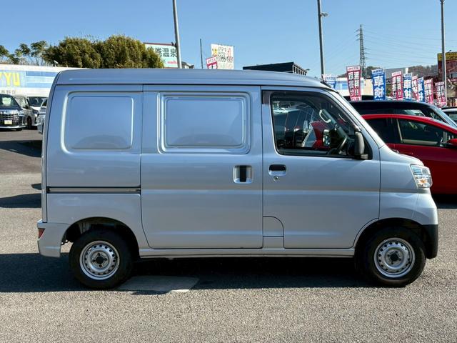 ハイゼットカーゴ 2シーター ブラインド仕様 4WD 5速マニュアル 禁煙車 1オーナー ハイルーフ アイドリングSTOP ヘットライトレベライザー サイドバイザー タイヤエコピア 145/80R12 両側スライドドア 室内ルームクリーニング 衝突安全ボディー 当店買取直販車(9枚目)