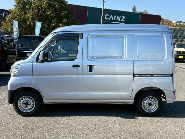 ハイゼットカーゴ 2シーター ブラインド仕様 4WD 5速マニュアル 禁煙車 1オーナー ハイルーフ アイドリングSTOP ヘットライトレベライザー サイドバイザー タイヤエコピア 145/80R12 両側スライドドア 室内ルームクリーニング 衝突安全ボディー 当店買取直販車(10枚目)