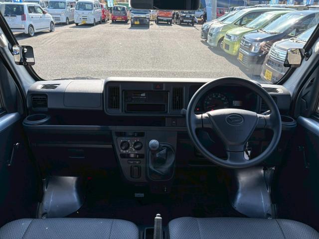 ハイゼットカーゴ 2シーター ブラインド仕様 4WD 5速マニュアル 禁煙車 1オーナー ハイルーフ アイドリングSTOP ヘットライトレベライザー サイドバイザー タイヤエコピア 145/80R12 両側スライドドア 室内ルームクリーニング 衝突安全ボディー 当店買取直販車(12枚目)