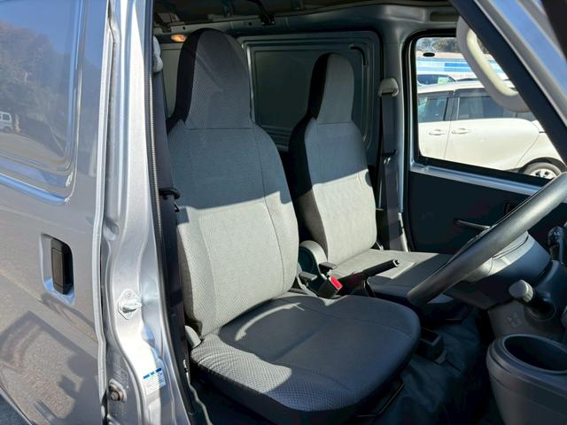 ハイゼットカーゴ 2シーター ブラインド仕様 4WD 5速マニュアル 禁煙車 1オーナー ハイルーフ アイドリングSTOP ヘットライトレベライザー サイドバイザー タイヤエコピア 145/80R12 両側スライドドア 室内ルームクリーニング 衝突安全ボディー 当店買取直販車(13枚目)