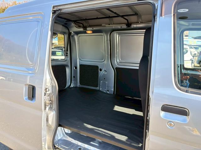 ハイゼットカーゴ 2シーター ブラインド仕様 4WD 5速マニュアル 禁煙車 1オーナー ハイルーフ アイドリングSTOP ヘットライトレベライザー サイドバイザー タイヤエコピア 145/80R12 両側スライドドア 室内ルームクリーニング 衝突安全ボディー 当店買取直販車(15枚目)