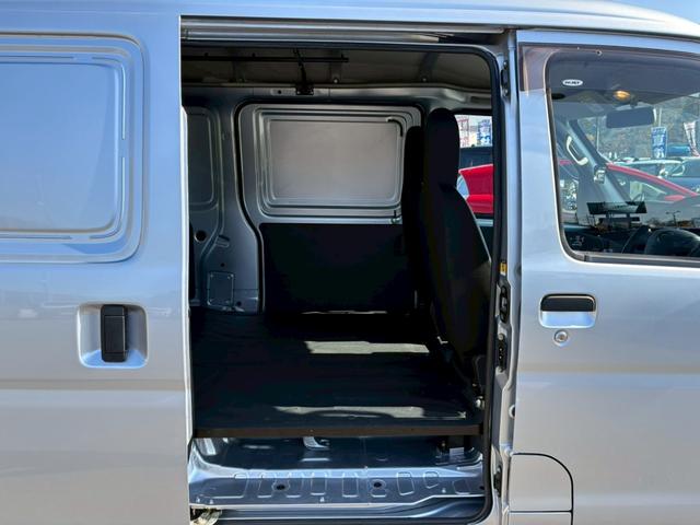 ハイゼットカーゴ 2シーター ブラインド仕様 4WD 5速マニュアル 禁煙車 1オーナー ハイルーフ アイドリングSTOP ヘットライトレベライザー サイドバイザー タイヤエコピア 145/80R12 両側スライドドア 室内ルームクリーニング 衝突安全ボディー 当店買取直販車(16枚目)