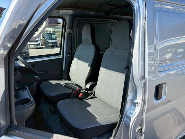 ハイゼットカーゴ 2シーター ブラインド仕様 4WD 5速マニュアル 禁煙車 1オーナー ハイルーフ アイドリングSTOP ヘットライトレベライザー サイドバイザー タイヤエコピア 145/80R12 両側スライドドア 室内ルームクリーニング 衝突安全ボディー 当店買取直販車(18枚目)