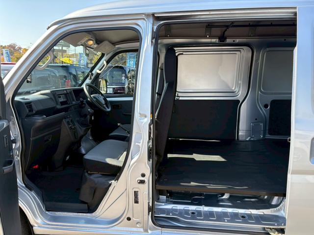 ハイゼットカーゴ 2シーター ブラインド仕様 4WD 5速マニュアル 禁煙車 1オーナー ハイルーフ アイドリングSTOP ヘットライトレベライザー サイドバイザー タイヤエコピア 145/80R12 両側スライドドア 室内ルームクリーニング 衝突安全ボディー 当店買取直販車(22枚目)