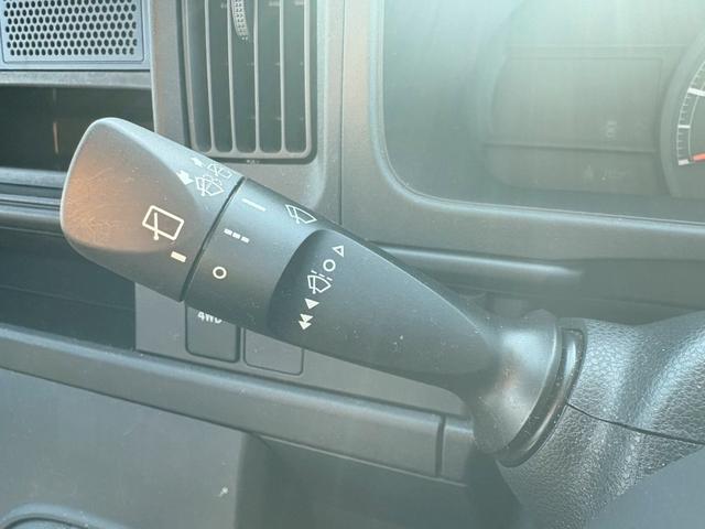 ハイゼットカーゴ 2シーター ブラインド仕様 4WD 5速マニュアル 禁煙車 1オーナー ハイルーフ アイドリングSTOP ヘットライトレベライザー サイドバイザー タイヤエコピア 145/80R12 両側スライドドア 室内ルームクリーニング 衝突安全ボディー 当店買取直販車(33枚目)