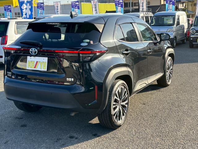 ヤリスクロス ハイブリッドＺ　禁煙車　純正７インチナビ　Ｂｌｕｅｔｏｏｔｈ　フルセグ　アラウンドビュー　レーダークルーズコントロール　パワーバックドア　ＡＳＶ　ＴＲＣ　ＥＴＣ　シートヒーター　電動シート　ＬＥＤヘッドライト（4枚目）