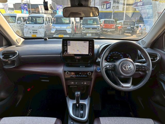 ヤリスクロス ハイブリッドＺ　禁煙車　純正７インチナビ　Ｂｌｕｅｔｏｏｔｈ　フルセグ　アラウンドビュー　レーダークルーズコントロール　パワーバックドア　ＡＳＶ　ＴＲＣ　ＥＴＣ　シートヒーター　電動シート　ＬＥＤヘッドライト（5枚目）