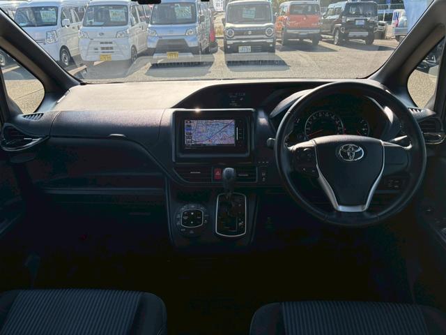 ノア Ｓｉ　禁煙車　ワンオーナー　社外ＳＤナビ　フルセグ　バックカメラ　ラジオ　前後ドライブレコーダー　ＥＴＣ　衝突軽減システム　横滑り防止システム　両側自動スライド　ＬＥＤヘッドライト　レーンキープ（4枚目）