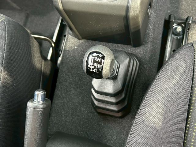 ジムニー XC 届出済未使用車/衝突被害軽減装置/クルーズコントロール コーナーセンサー/レーンアシスト/アイドリングストップ/ダウンヒルシスト/トランスファーレバー/シートヒーター/スズキ純正アルミホイール/2025年式タイヤ/LEDヘッドライト/背面タイヤ/スペアキー(33枚目)