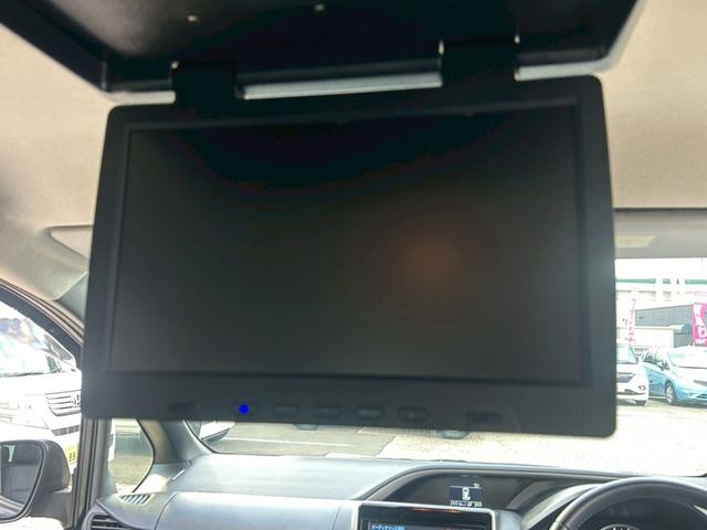 ヴォクシー ZS 煌 (弊社下取り車/禁煙車)トヨタ純正9インチナビ Bluetooth接続/ミュージックサーバー/両側自動スライドドア/レーンアシスト/衝突被害軽減システム/フリップダウンモニター/トヨタ純正アルミホイール/3列シート/ウォークスルー/Rスポイラー(6枚目)