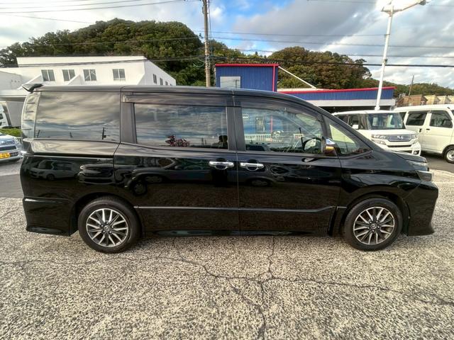 ヴォクシー ZS 煌 (弊社下取り車/禁煙車)トヨタ純正9インチナビ Bluetooth接続/ミュージックサーバー/両側自動スライドドア/レーンアシスト/衝突被害軽減システム/フリップダウンモニター/トヨタ純正アルミホイール/3列シート/ウォークスルー/Rスポイラー(10枚目)