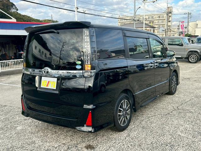 ヴォクシー ZS 煌 (弊社下取り車/禁煙車)トヨタ純正9インチナビ Bluetooth接続/ミュージックサーバー/両側自動スライドドア/レーンアシスト/衝突被害軽減システム/フリップダウンモニター/トヨタ純正アルミホイール/3列シート/ウォークスルー/Rスポイラー(14枚目)
