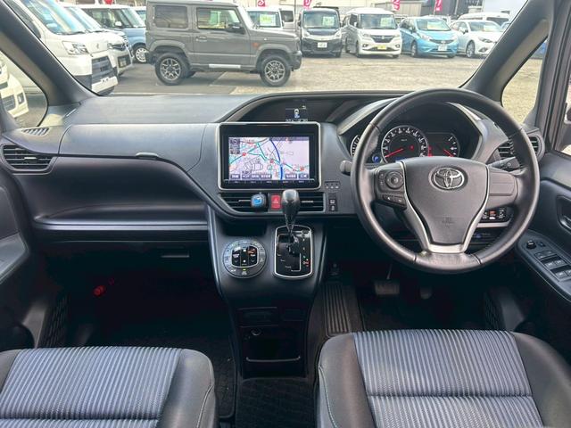 ヴォクシー ZS 煌 (弊社下取り車/禁煙車)トヨタ純正9インチナビ Bluetooth接続/ミュージックサーバー/両側自動スライドドア/レーンアシスト/衝突被害軽減システム/フリップダウンモニター/トヨタ純正アルミホイール/3列シート/ウォークスルー/Rスポイラー(15枚目)