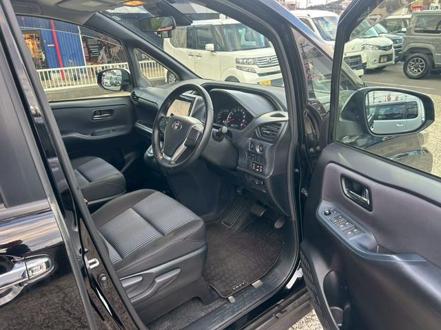 ヴォクシー ZS 煌 (弊社下取り車/禁煙車)トヨタ純正9インチナビ Bluetooth接続/ミュージックサーバー/両側自動スライドドア/レーンアシスト/衝突被害軽減システム/フリップダウンモニター/トヨタ純正アルミホイール/3列シート/ウォークスルー/Rスポイラー(16枚目)