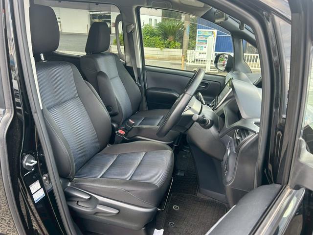 ヴォクシー ZS 煌 (弊社下取り車/禁煙車)トヨタ純正9インチナビ Bluetooth接続/ミュージックサーバー/両側自動スライドドア/レーンアシスト/衝突被害軽減システム/フリップダウンモニター/トヨタ純正アルミホイール/3列シート/ウォークスルー/Rスポイラー(17枚目)