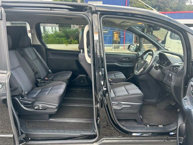 ヴォクシー ZS 煌 (弊社下取り車/禁煙車)トヨタ純正9インチナビ Bluetooth接続/ミュージックサーバー/両側自動スライドドア/レーンアシスト/衝突被害軽減システム/フリップダウンモニター/トヨタ純正アルミホイール/3列シート/ウォークスルー/Rスポイラー(18枚目)