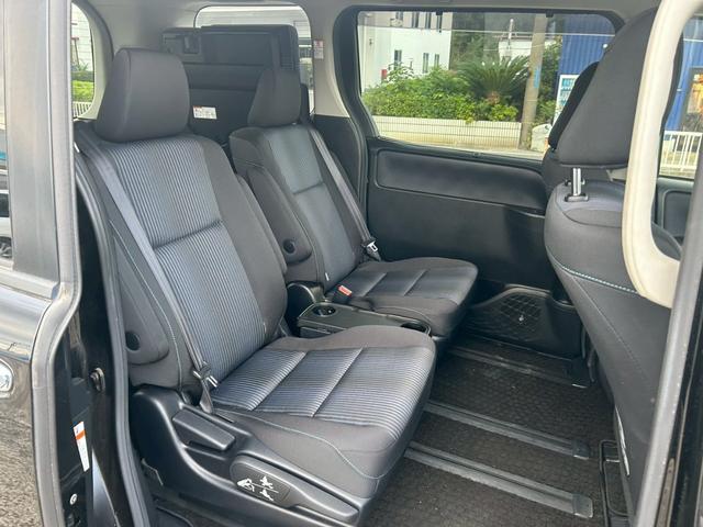 ヴォクシー ZS 煌 (弊社下取り車/禁煙車)トヨタ純正9インチナビ Bluetooth接続/ミュージックサーバー/両側自動スライドドア/レーンアシスト/衝突被害軽減システム/フリップダウンモニター/トヨタ純正アルミホイール/3列シート/ウォークスルー/Rスポイラー(19枚目)