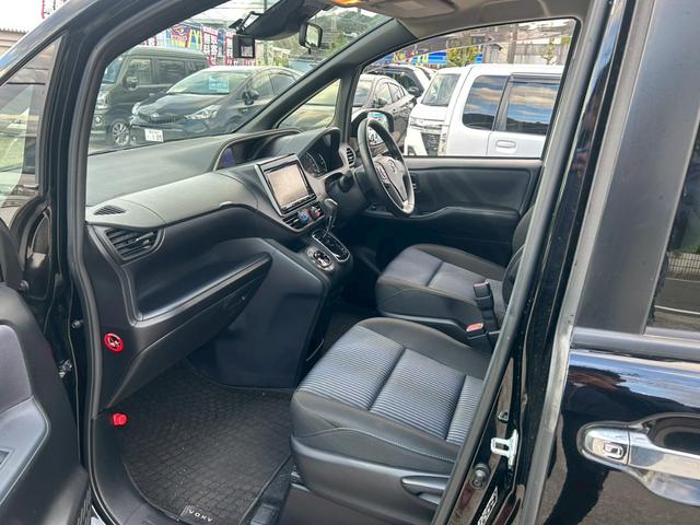 ヴォクシー ZS 煌 (弊社下取り車/禁煙車)トヨタ純正9インチナビ Bluetooth接続/ミュージックサーバー/両側自動スライドドア/レーンアシスト/衝突被害軽減システム/フリップダウンモニター/トヨタ純正アルミホイール/3列シート/ウォークスルー/Rスポイラー(21枚目)