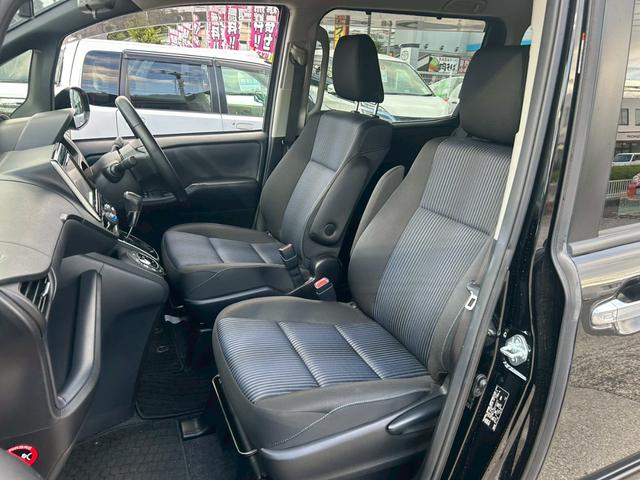 ヴォクシー ZS 煌 (弊社下取り車/禁煙車)トヨタ純正9インチナビ Bluetooth接続/ミュージックサーバー/両側自動スライドドア/レーンアシスト/衝突被害軽減システム/フリップダウンモニター/トヨタ純正アルミホイール/3列シート/ウォークスルー/Rスポイラー(22枚目)