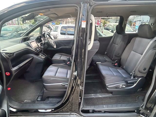 ヴォクシー ZS 煌 (弊社下取り車/禁煙車)トヨタ純正9インチナビ Bluetooth接続/ミュージックサーバー/両側自動スライドドア/レーンアシスト/衝突被害軽減システム/フリップダウンモニター/トヨタ純正アルミホイール/3列シート/ウォークスルー/Rスポイラー(23枚目)