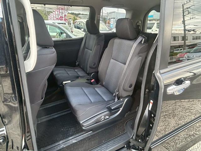 ヴォクシー ZS 煌 (弊社下取り車/禁煙車)トヨタ純正9インチナビ Bluetooth接続/ミュージックサーバー/両側自動スライドドア/レーンアシスト/衝突被害軽減システム/フリップダウンモニター/トヨタ純正アルミホイール/3列シート/ウォークスルー/Rスポイラー(24枚目)