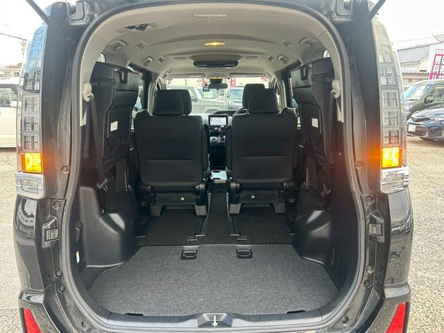 ヴォクシー ZS 煌 (弊社下取り車/禁煙車)トヨタ純正9インチナビ Bluetooth接続/ミュージックサーバー/両側自動スライドドア/レーンアシスト/衝突被害軽減システム/フリップダウンモニター/トヨタ純正アルミホイール/3列シート/ウォークスルー/Rスポイラー(26枚目)