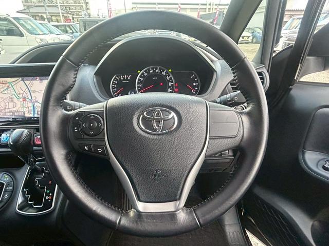 ヴォクシー ZS 煌 (弊社下取り車/禁煙車)トヨタ純正9インチナビ Bluetooth接続/ミュージックサーバー/両側自動スライドドア/レーンアシスト/衝突被害軽減システム/フリップダウンモニター/トヨタ純正アルミホイール/3列シート/ウォークスルー/Rスポイラー(27枚目)