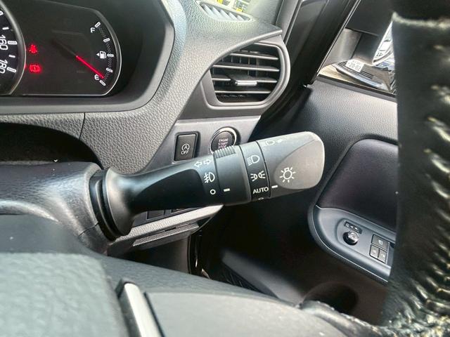 ヴォクシー ZS 煌 (弊社下取り車/禁煙車)トヨタ純正9インチナビ Bluetooth接続/ミュージックサーバー/両側自動スライドドア/レーンアシスト/衝突被害軽減システム/フリップダウンモニター/トヨタ純正アルミホイール/3列シート/ウォークスルー/Rスポイラー(30枚目)