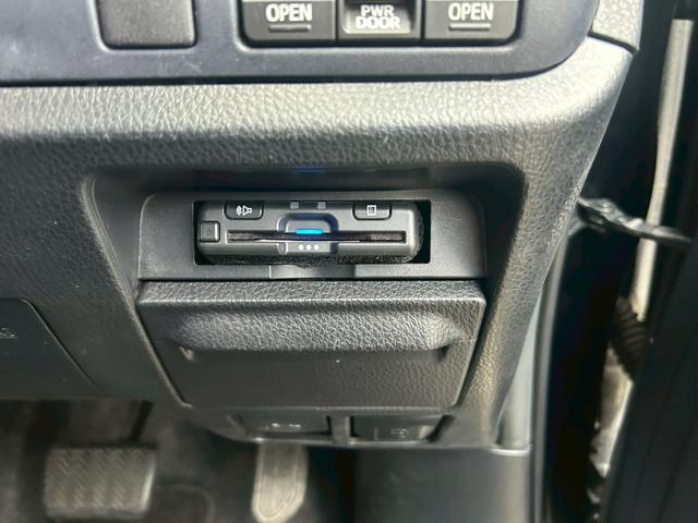 ヴォクシー ZS 煌 (弊社下取り車/禁煙車)トヨタ純正9インチナビ Bluetooth接続/ミュージックサーバー/両側自動スライドドア/レーンアシスト/衝突被害軽減システム/フリップダウンモニター/トヨタ純正アルミホイール/3列シート/ウォークスルー/Rスポイラー(32枚目)