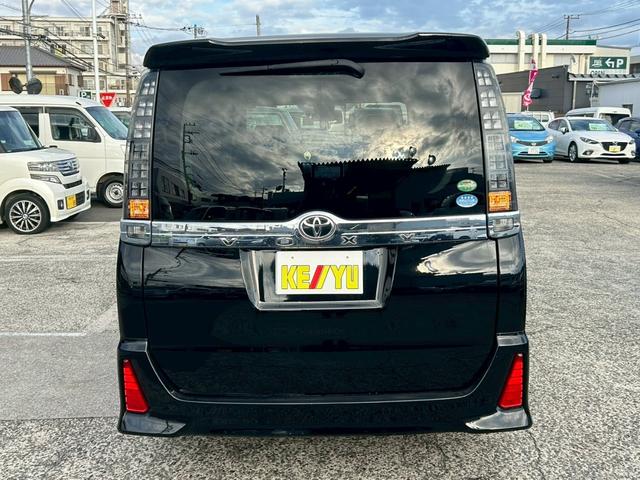 ヴォクシー ZS 煌 (弊社下取り車/禁煙車)トヨタ純正9インチナビ Bluetooth接続/ミュージックサーバー/両側自動スライドドア/レーンアシスト/衝突被害軽減システム/フリップダウンモニター/トヨタ純正アルミホイール/3列シート/ウォークスルー/Rスポイラー(49枚目)