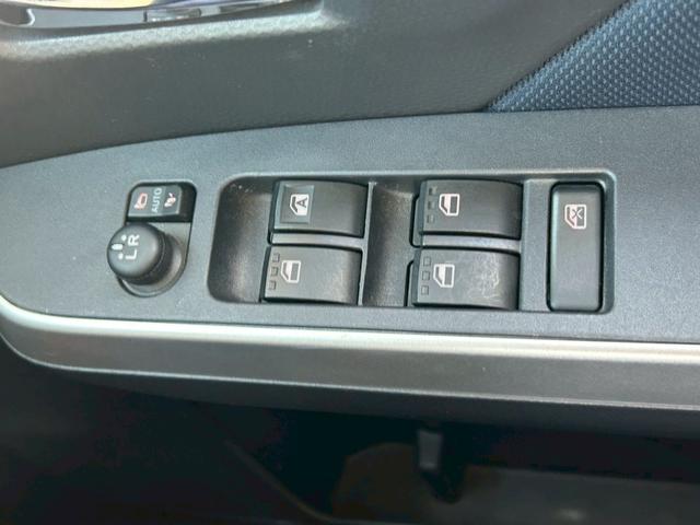 ルーミー カスタムG-T (禁煙車/社外ドラレコ)/置くだけ充電) 両側自動スライドドア/純正9インチナビ/全方位カメラ/Bluetooth接続/コーナーセンサー/レーンアシスト/衝突被害軽減システム/アイドリングストップ/純正アルミホイール/フルフラットシート/(32枚目)