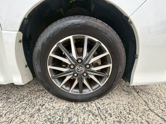 ヴォクシー ＺＳ　煌　【トヨタ純正ナビ／バックカメラ】◆Ｒスポイラー　◆両側自動スライドドア◆３列シート◆ウォークスルー◆社外ドラレコ◆ＥＴＣ◆レーンアシスト◆衝突被害軽減システム◆アイドリングストップ◆ＢＬＵＥＴＯＯＴＨ接続◆フルセグ◆ＣＤ＆ＤＶＤ◆スペアキー（7枚目）